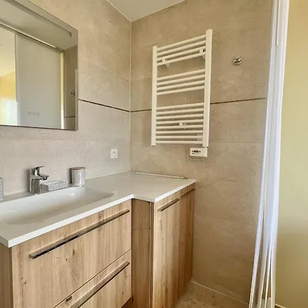 35m2 Sea View Flat With 20 M2 Terrace Saint-Raphael (Var)